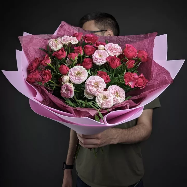 Авторский букет с кустовой и пионовидной розой - фото 