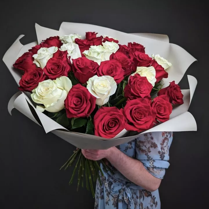 Букет из 35 красных и белых роз - фото 