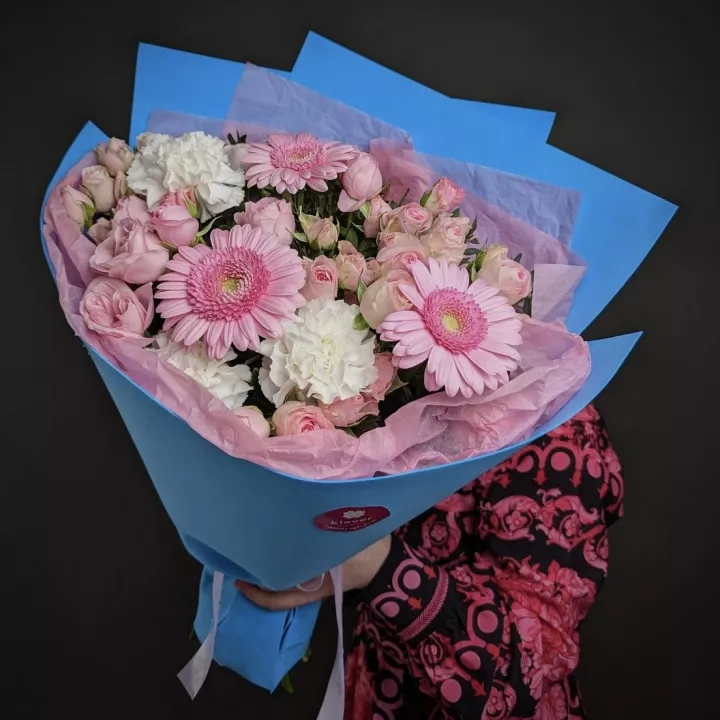 Букет из гермини и кустовых роз в голубой упаковке - фото 