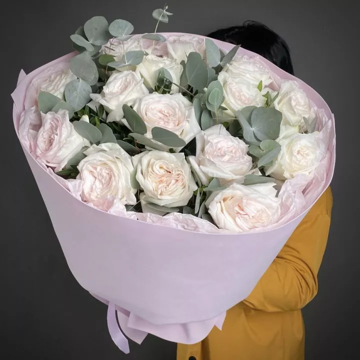 Букет с пионовидными розами и эвкалиптом - фото 