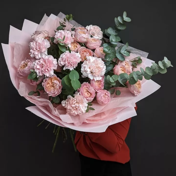 Букет с кустовыми пионовидными розами и эвкалиптом - фото 