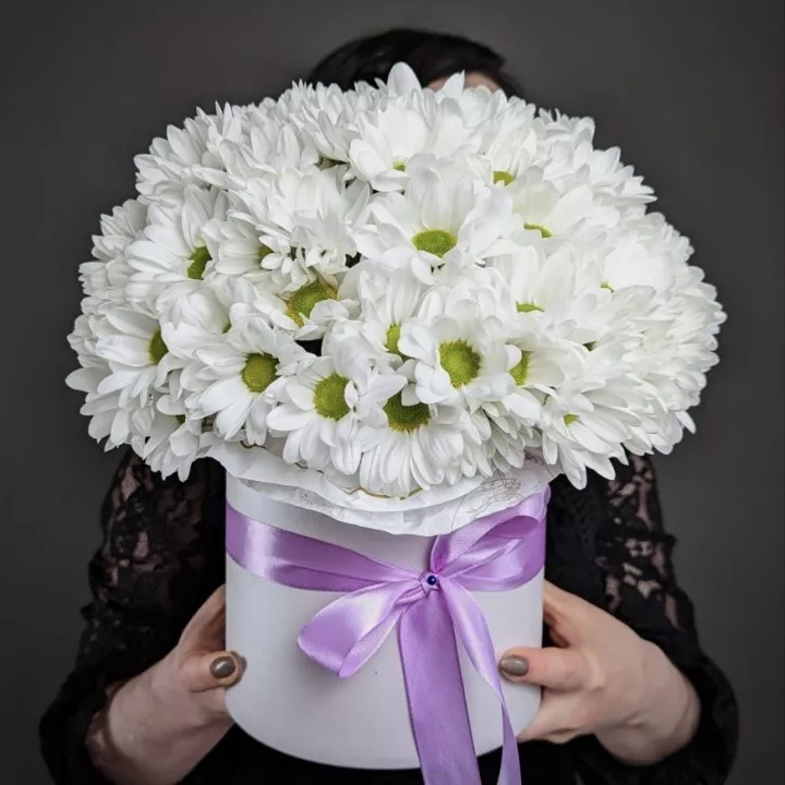 Коробка с белыми кустовыми хризантемами - фото 