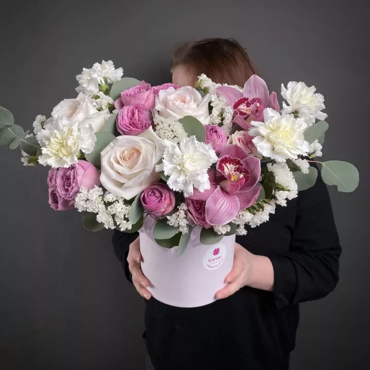 Коробка с пионовидными розами и орхидеей - фото 