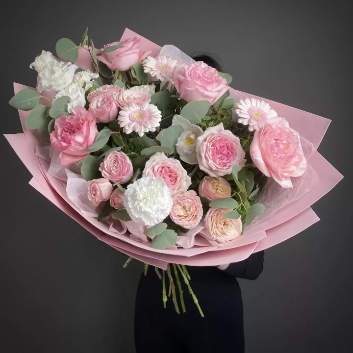 Нежный букет с розами и белой гвоздикой - фото 