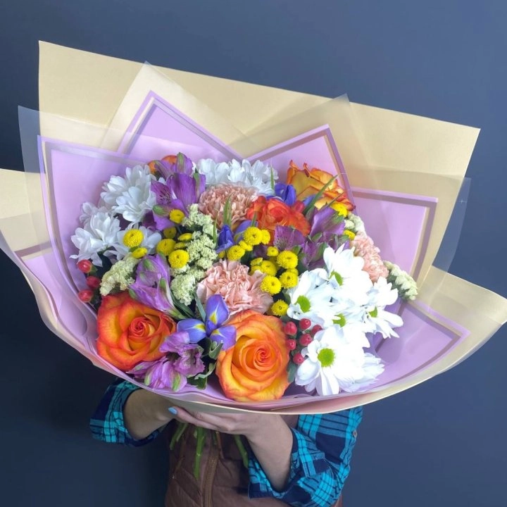 Яркий букет с хризантемой и ирисами - фото 